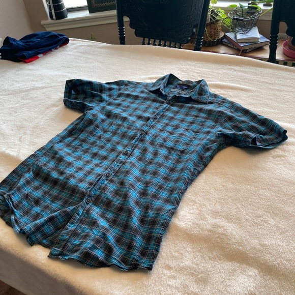 Mens Short Sleeve DKNY Shirt. Size Small. - Picture 3 of 3